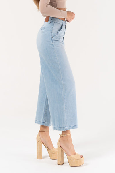 NORI] LIGHT WASH SUPER SOFT CROPPED WIDE LEG TROUSER