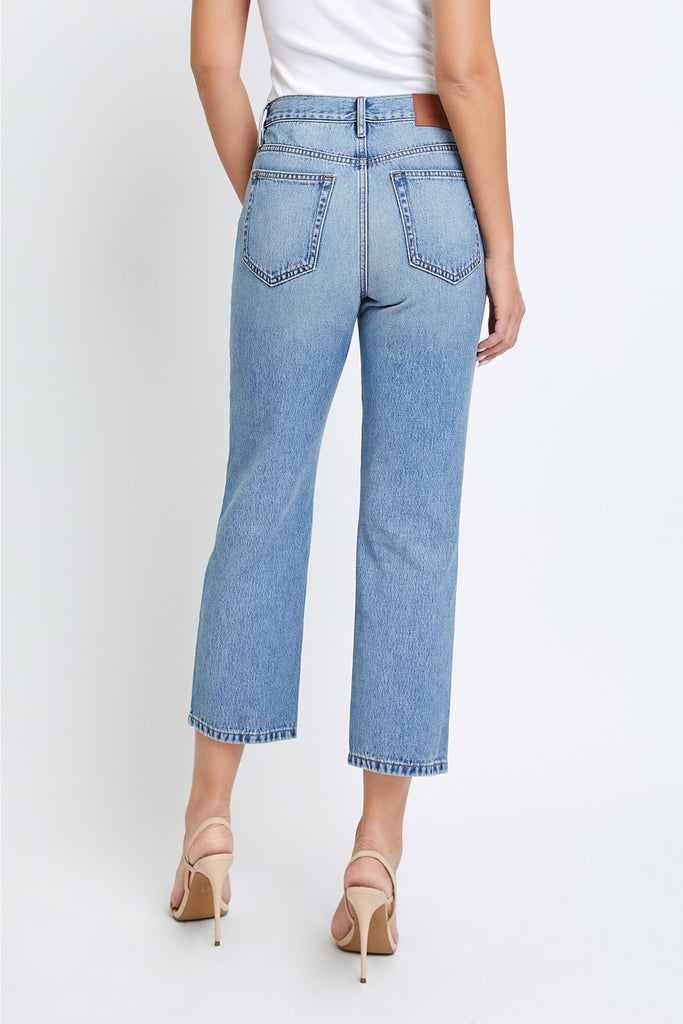 [TRACEY] MEDIUM WASH CLASSIC 25" INSEAM RELAXED STRAIGHT