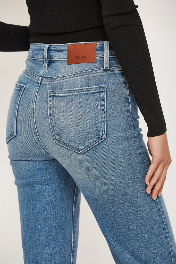 [TRACEY] MEDIUM WASH KNEE SLIT STRETCH RELAXED STRAIGHT