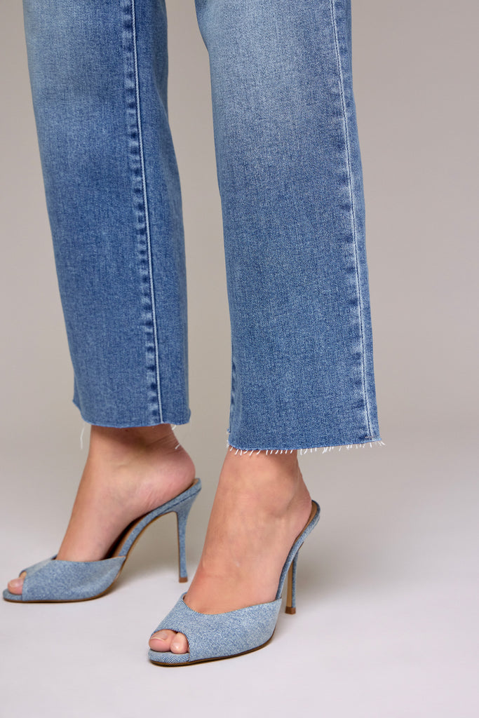 [TRACEY] Medium Wash 28" Inseam Clean High Rise Straight