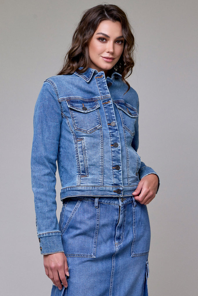 [REBEL] MEDIUM WASH FITTED STRETCH TRUCKER JACKET