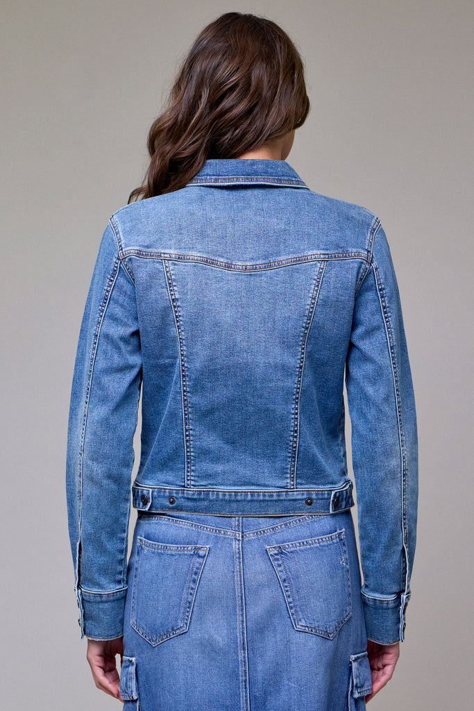 [REBEL] MEDIUM WASH FITTED STRETCH TRUCKER JACKET