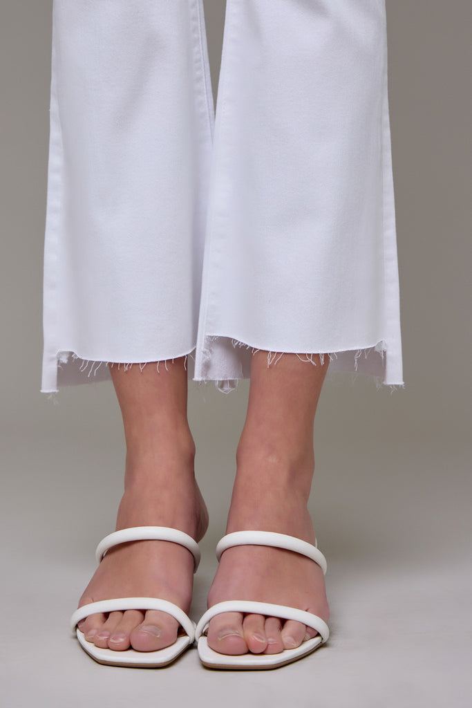 [HAPPI] White Clean Step Hem Cropped Flare
