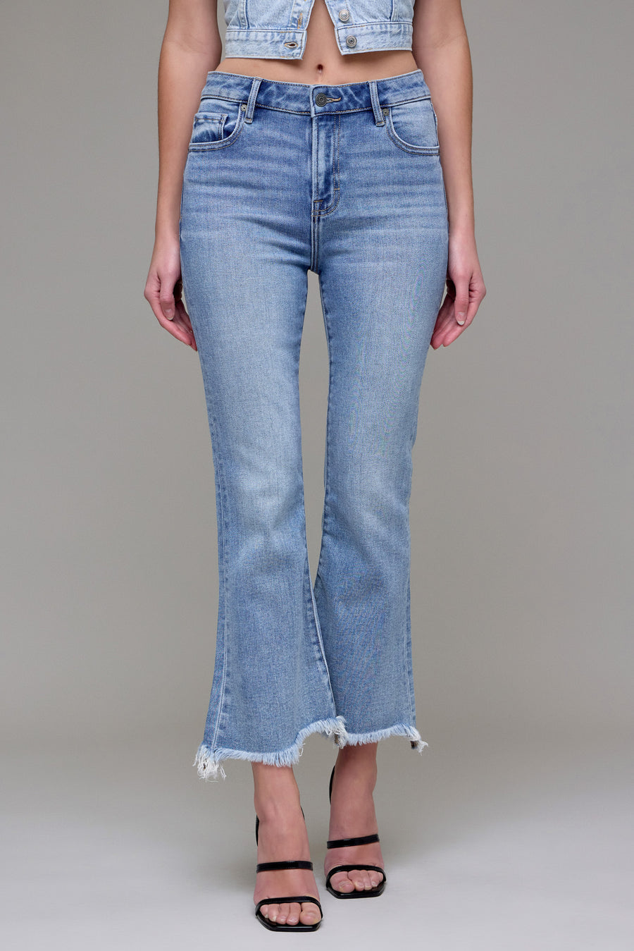 [HAPPI] MEDIUM WASH CLEAN FRAYED HEM STRETCH CROP FLARE