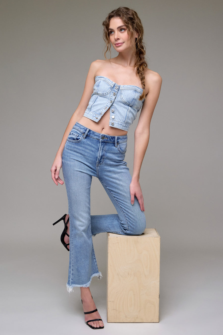 [HAPPI] MEDIUM WASH CLEAN FRAYED HEM STRETCH CROP FLARE