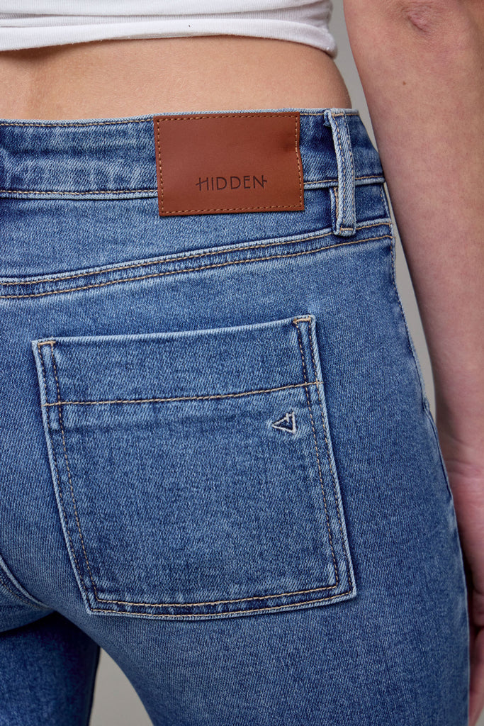 [HAPPI] Medium Wash Frayed Hem Cargo Crop Flare