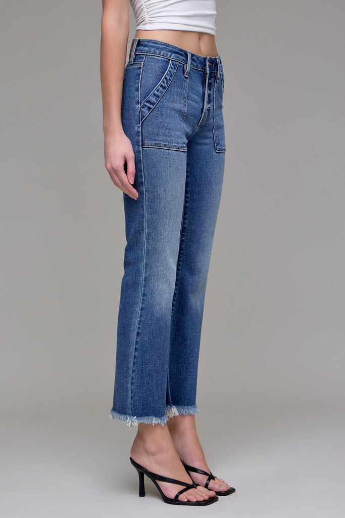 [HAPPI] Medium Wash Frayed Hem Cargo Crop Flare