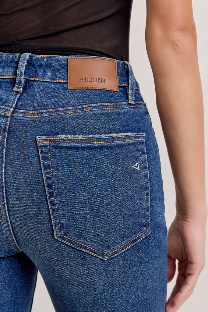 [HAPPI] DARK WASH CLEAN STREACH 33" INSEAM FLARE