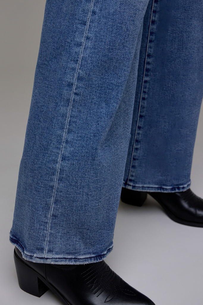 [HAPPI] Medium Wash Knee Distressed High Rise Comfort Flare