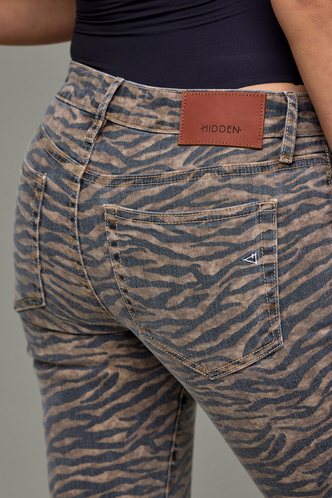 [RYAN] Tiger Print Low Rise 31" Inseam Bootcut