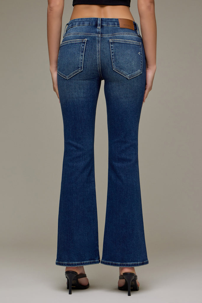 [RYAN] Dark Wash Clean Mid Rise 31" Inseam Bootcut