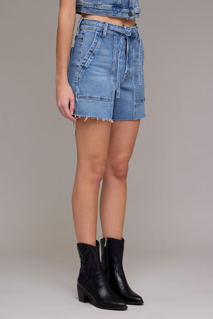 [AVA] Medium Light 5" Inseam High Rise Self Strap A Line Short