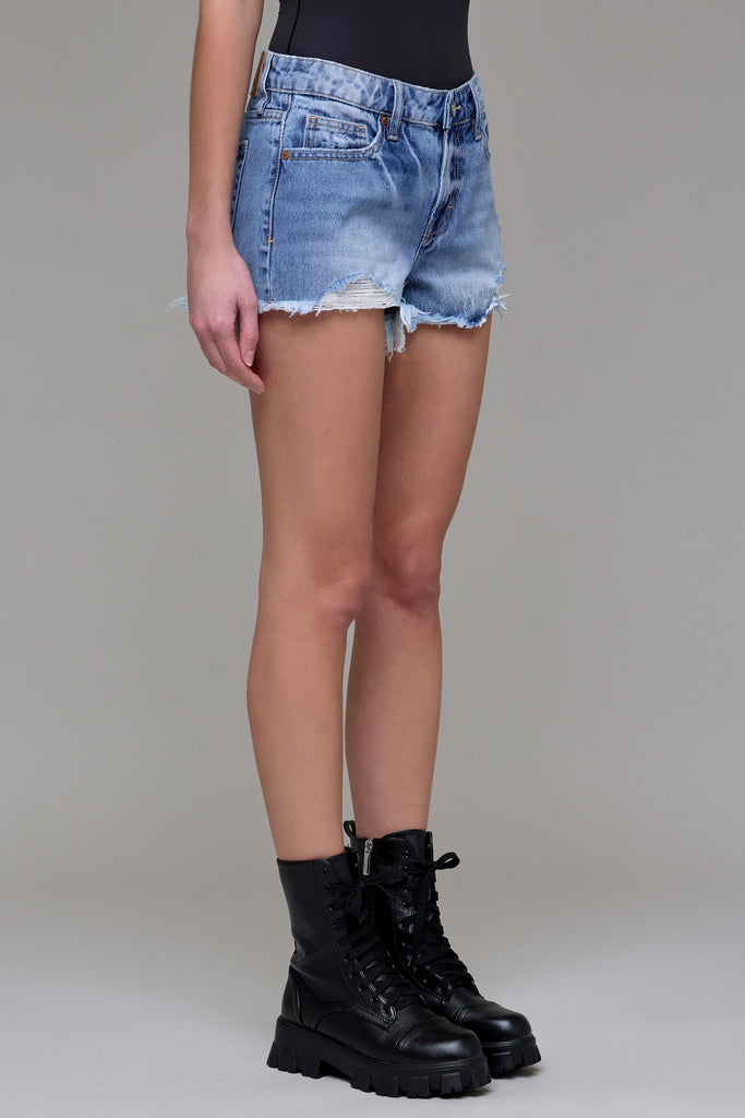 [KENZIE] Medium Wash Mid Rise Frayed Shorts