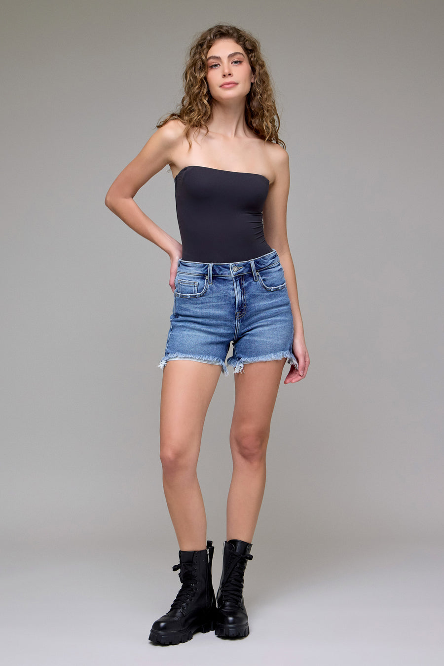 [RILEY] Medium Wash Frayed Hem Stretch Boyfriend Shorts
