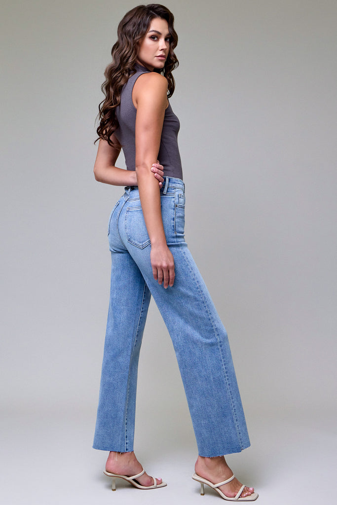 [LOGAN] Medium Light Wash Clean Stretch Dad Jean