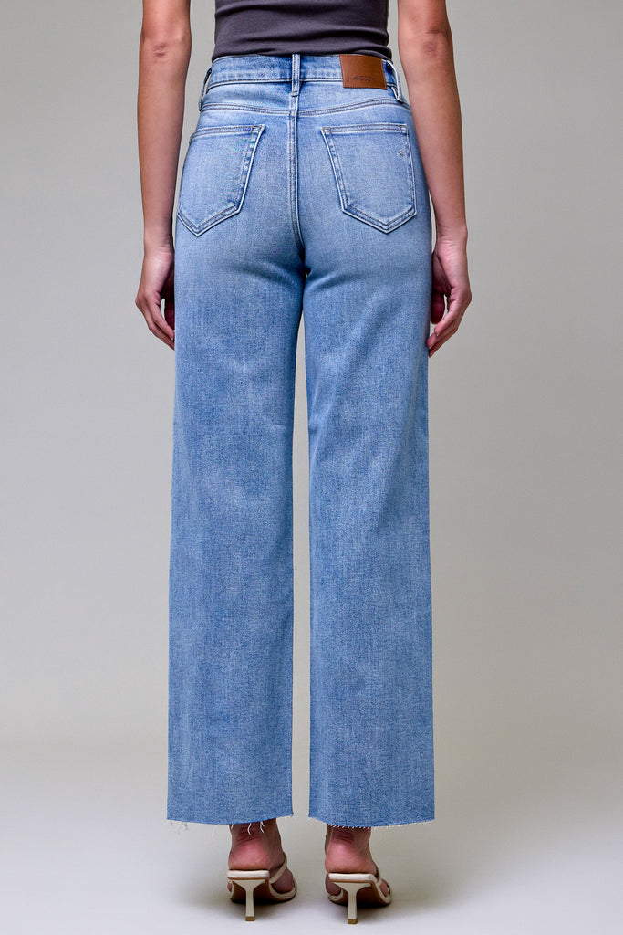 [LOGAN] Medium Light Wash Clean Stretch Dad Jean