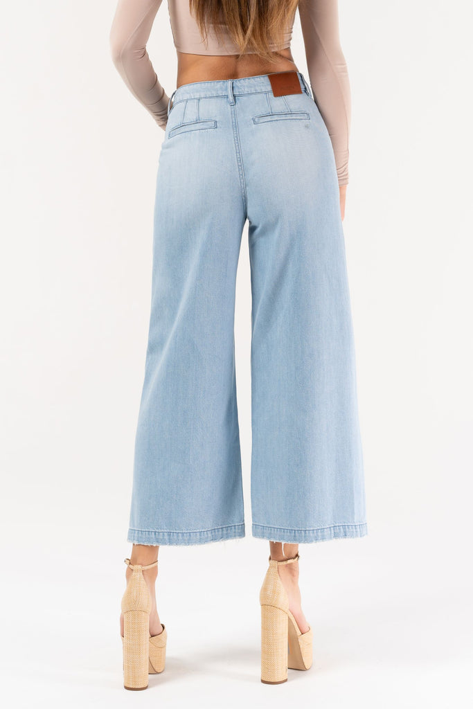 [NORI] LIGHT WASH SUPER SOFT CROPPED WIDE LEG TROUSER