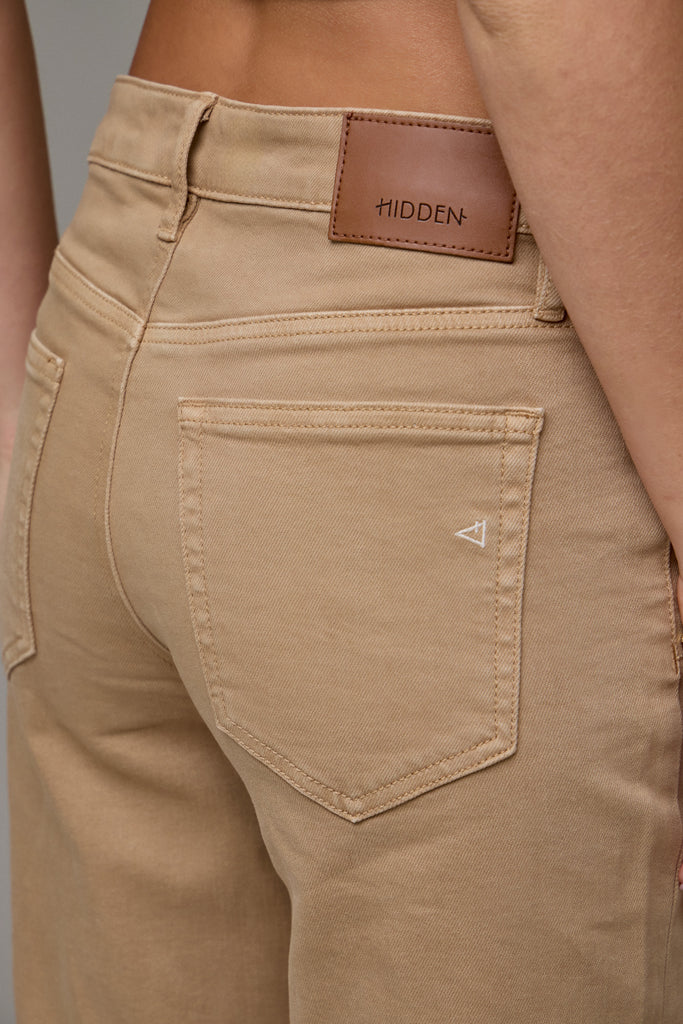 [LOGAN] Almond Wash Clean Stretch 32" Inseam Dad Jean