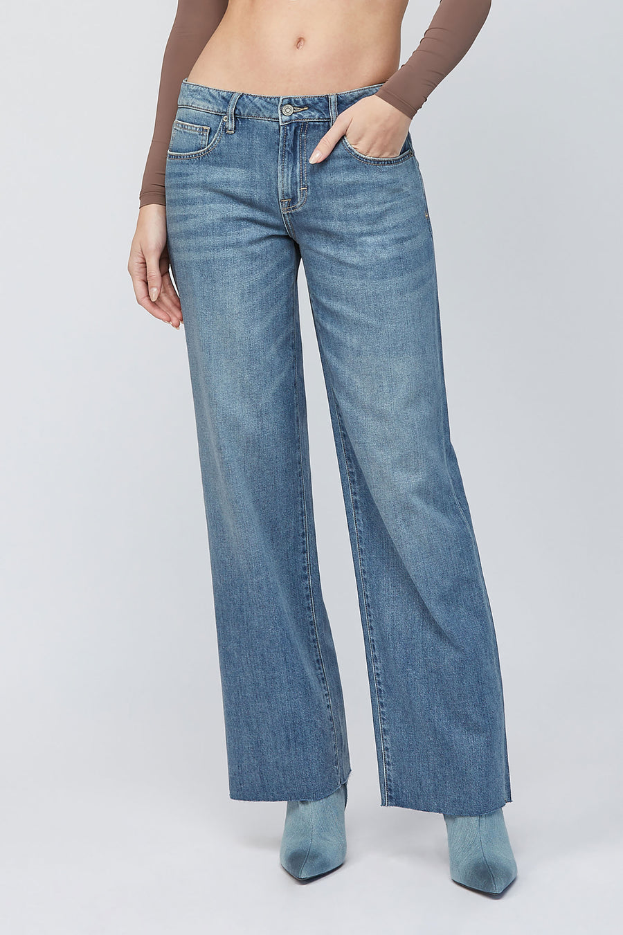 [LOGAN] MEDIUM WASH SUPER SOFT 32" DAD JEAN