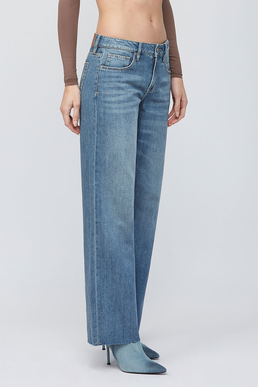 [LOGAN] Medium Wash Super Soft 32" Dad Jean