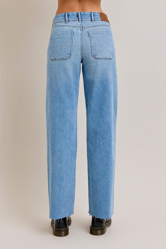 [LOGAN] MEDIUM TWO BUTTON PATCH POCKET DAD JEAN