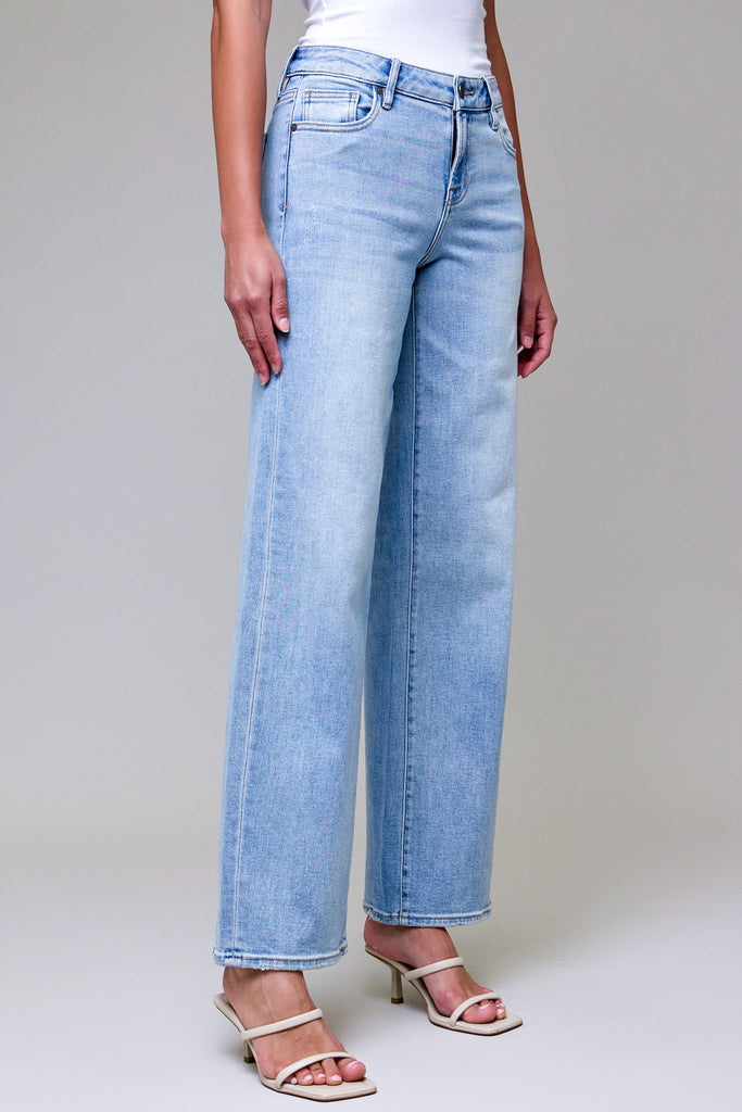 [LOGAN] Light Wash Clean Low Rise Dad Jean