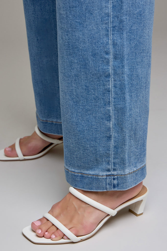 [LOGAN] Medium Wash Stretch High Rise Dad Jean