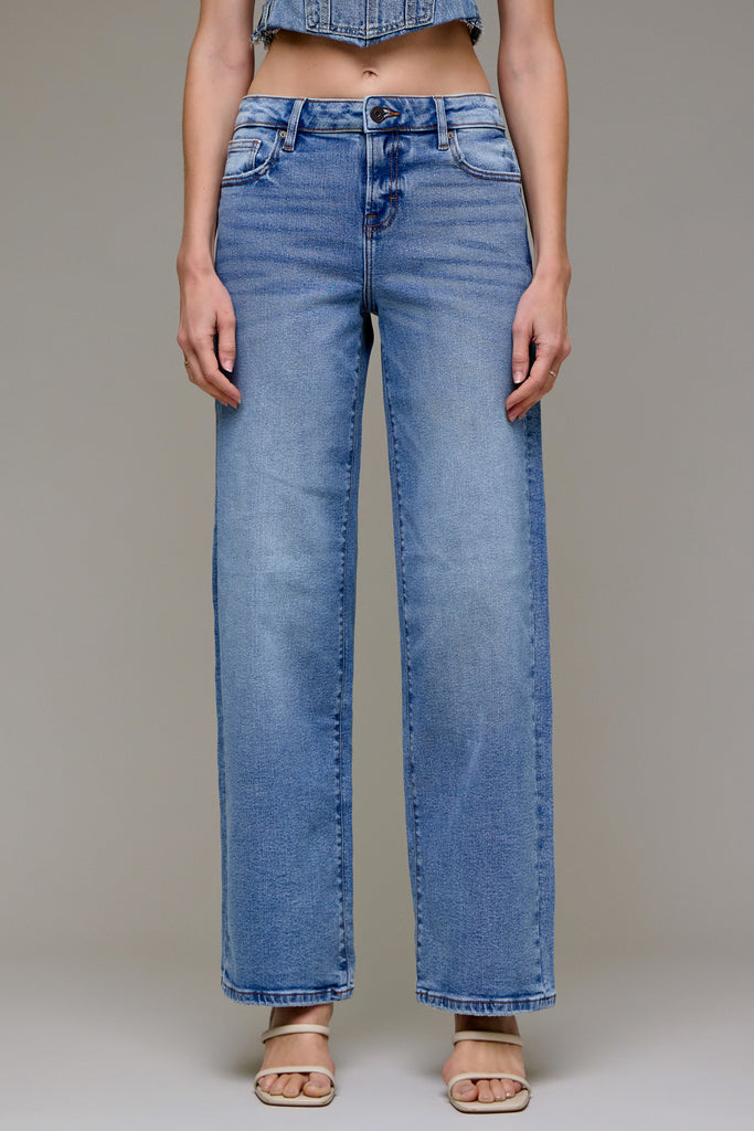 [LOGAN] MEDIUM WASH CLEAN STRETCH 32" INSEAM DAD JEAN