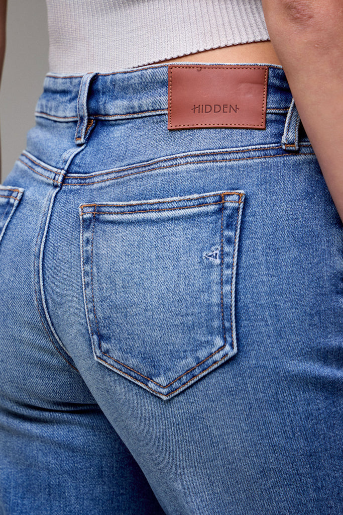 [LOGAN] Medium Wash Chewed Hem Stretch Low Rise Dad Jean