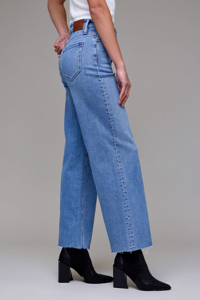 [LOGAN] Light Wash Clean Cut Stretch Dad Jean