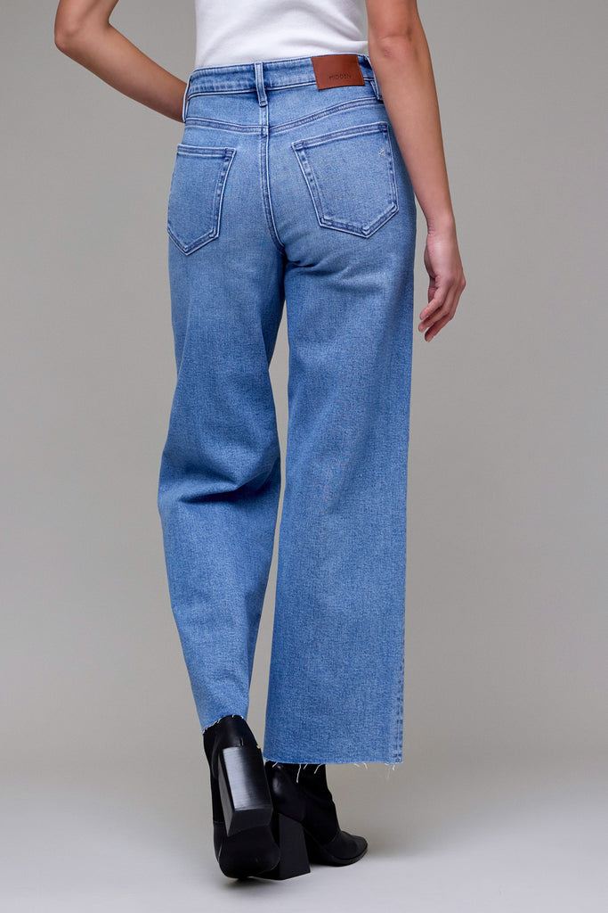 [LOGAN] Light Wash Clean Cut Stretch Dad Jean