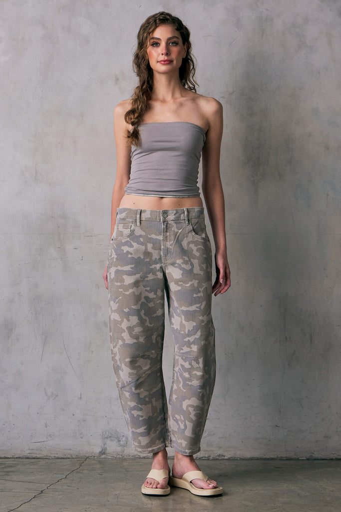 [SAMMIE] CAMO PRINT CROPPED BARREL JEANS
