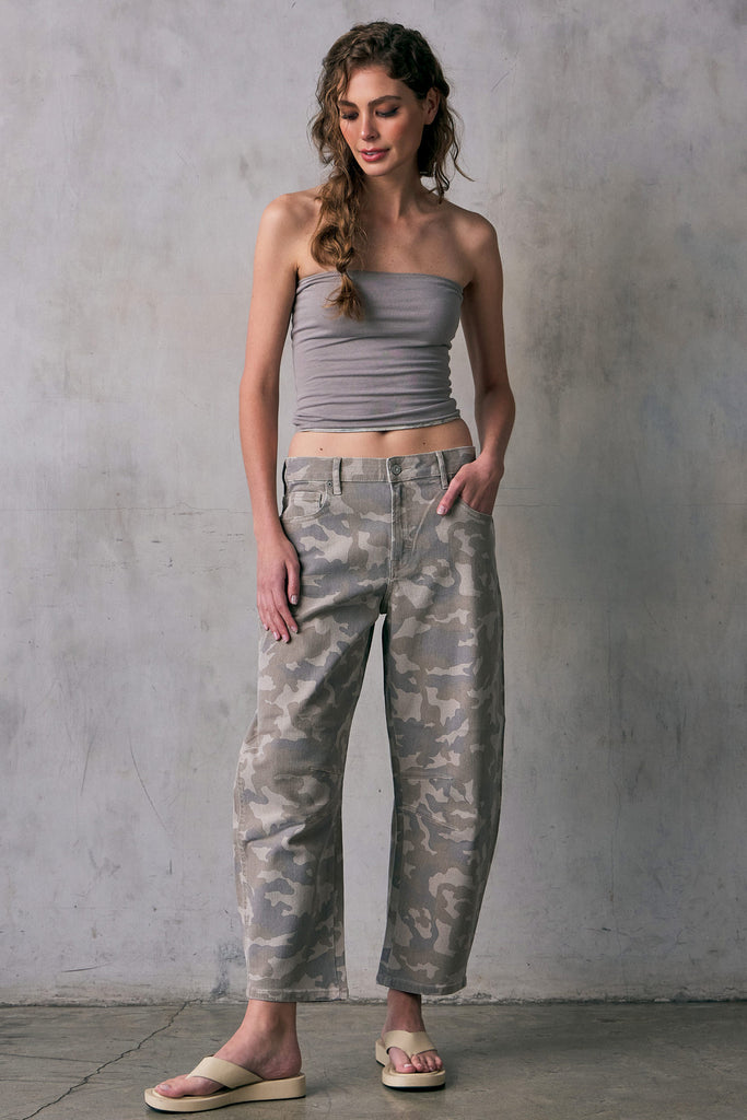 [SAMMIE] CAMO PRINT CROPPED BARREL JEANS
