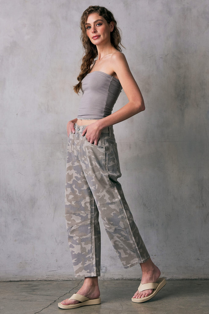 [SAMMIE] CAMO PRINT CROPPED BARREL JEANS