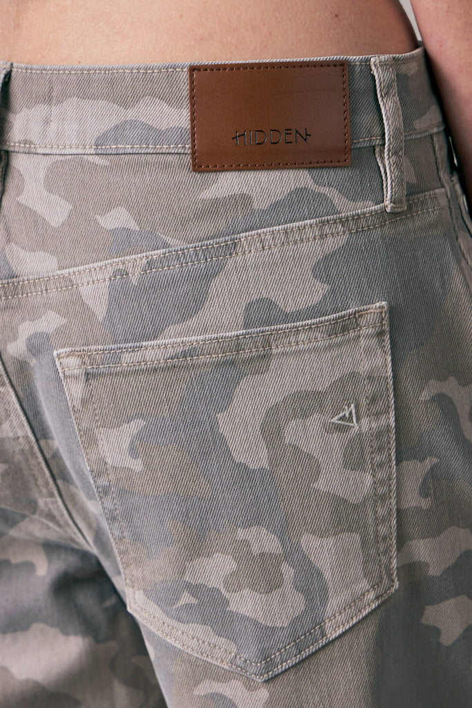 [SAMMIE] CAMO PRINT CROPPED BARREL JEANS
