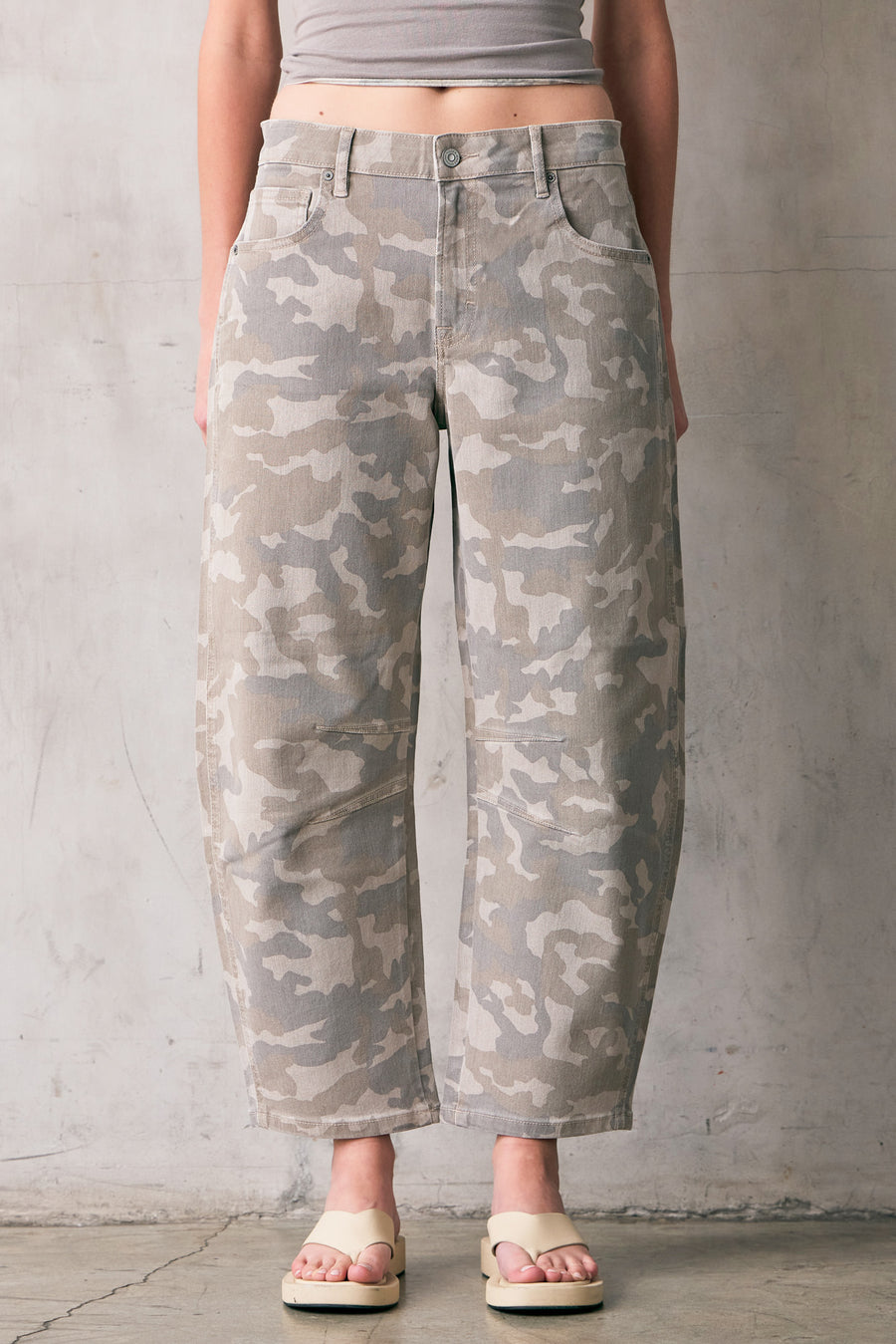 [SAMMIE] CAMO PRINT CROPPED BARREL JEANS