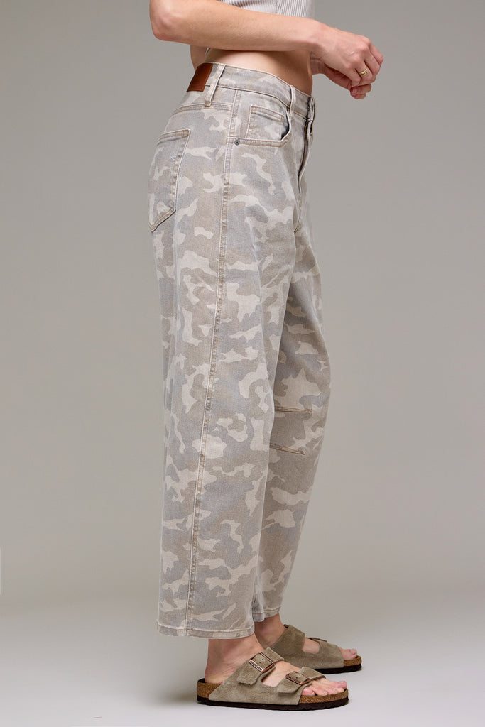 [SAMMIE] Tan Camo Cropped Barrel Jean