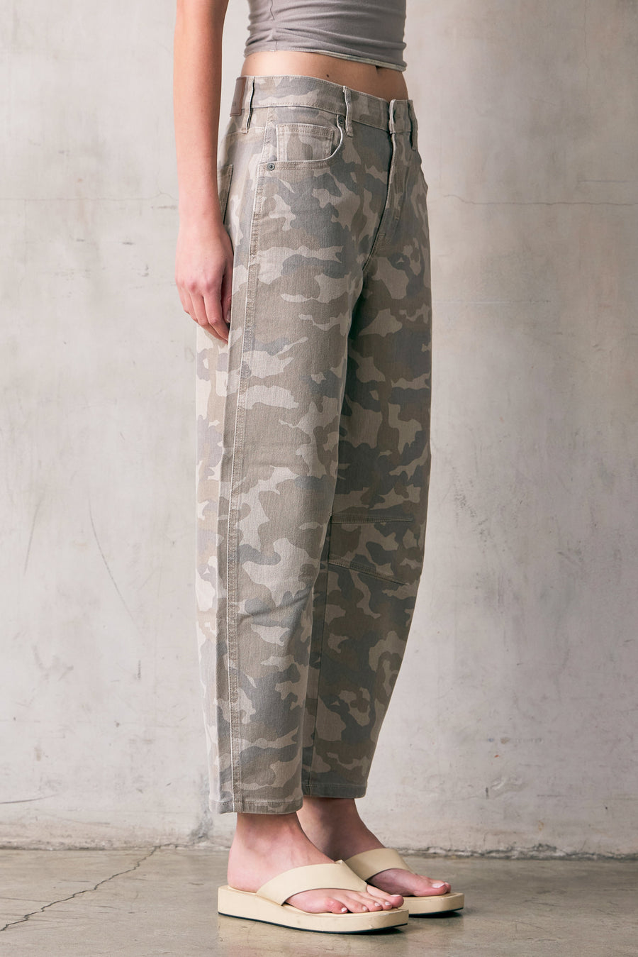 [SAMMIE] CAMO PRINT CROPPED BARREL JEANS