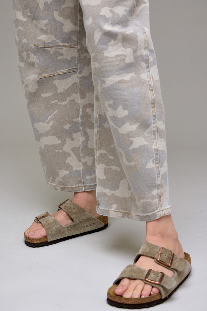 [SAMMIE] Tan Camo Cropped Barrel Jean