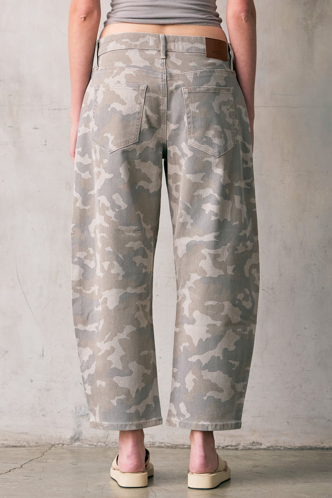 [SAMMIE] CAMO PRINT CROPPED BARREL JEANS