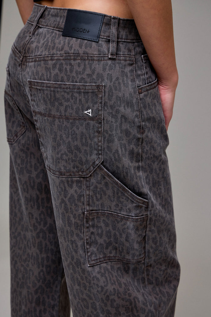 [SAMMIE] Brown Cheetah Cropped Carpenter Barrel Jean