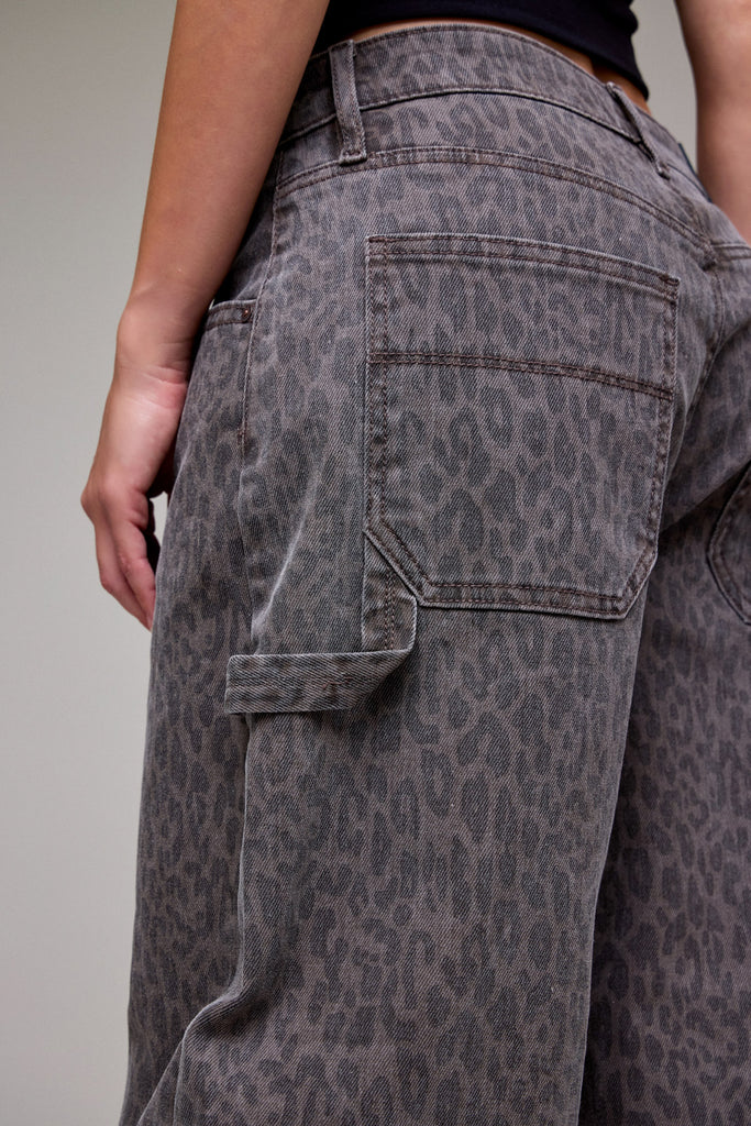 [SAMMIE] Brown Cheetah Cropped Carpenter Barrel Jean