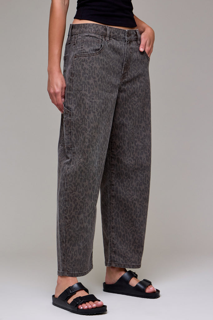 [SAMMIE] Brown Cheetah Cropped Carpenter Barrel Jean