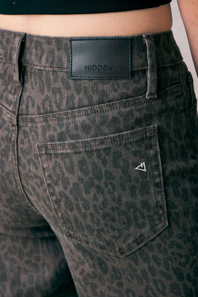 [LOGAN] CHEETAH PRINT DAD JEANS