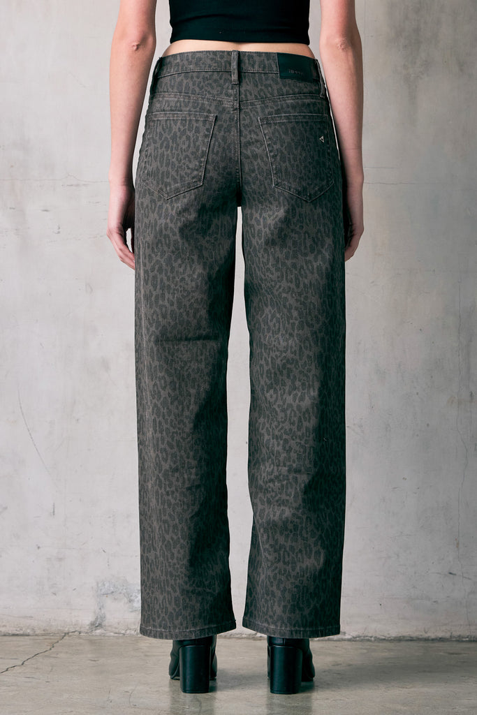 [LOGAN] CHEETAH PRINT DAD JEANS