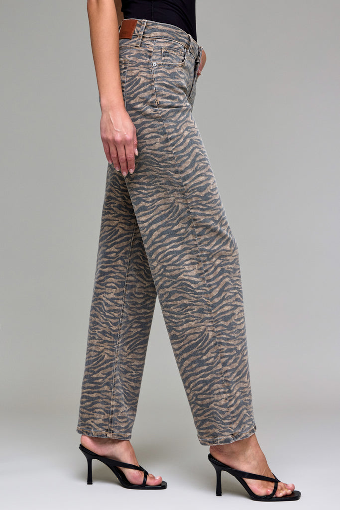 [LOGAN] Tiger Print High Rise Dad Jean