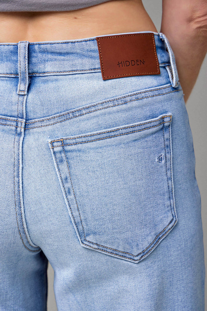 [LOGAN] Light Wash Clean Stretch Mid Rise Dad Jean