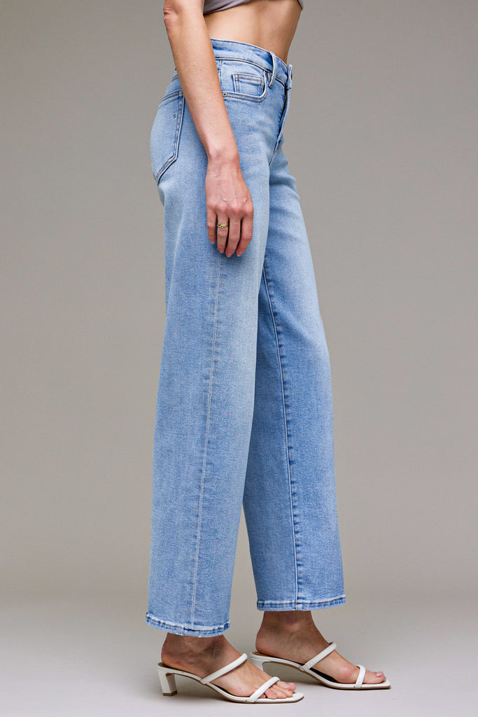 [LOGAN] Light Wash Clean Stretch Mid Rise Dad Jean