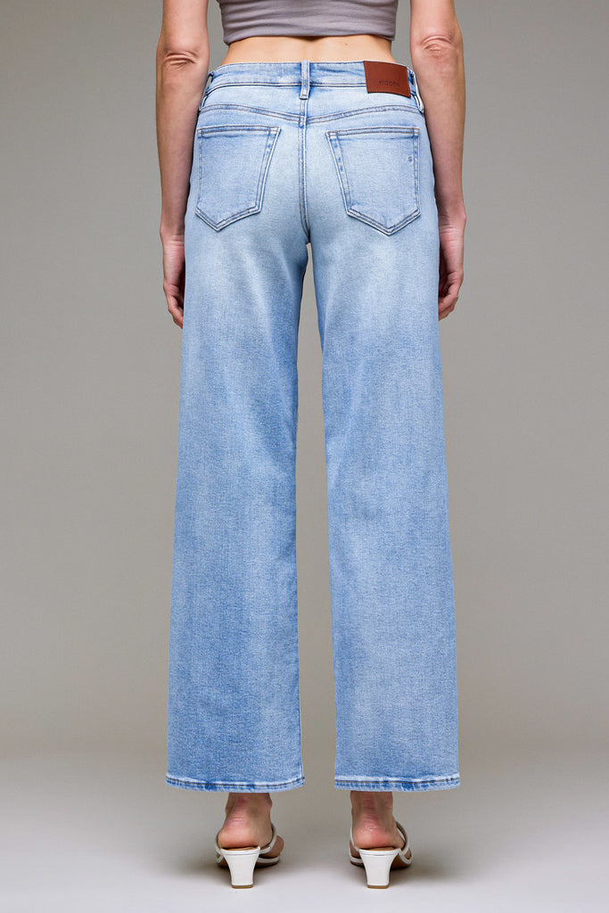 [LOGAN] Light Wash Clean Stretch Mid Rise Dad Jean