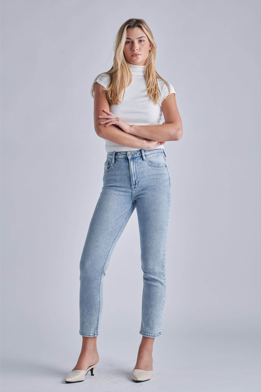 ZOEY <p/> LIGHT WASH CLASSIC STRETCH MOM JEAN